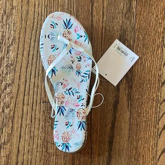 🆕 Lauren‎ Conrad Flip Flop Sandals Pineapples Casual Flats White Size 8 - Picture 2 of 4